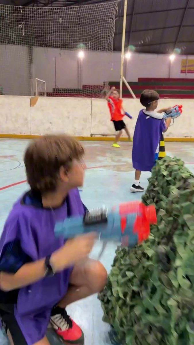 Arena Nerf &mdash; crian&ccedil;as com lan&ccedil;adores na arena